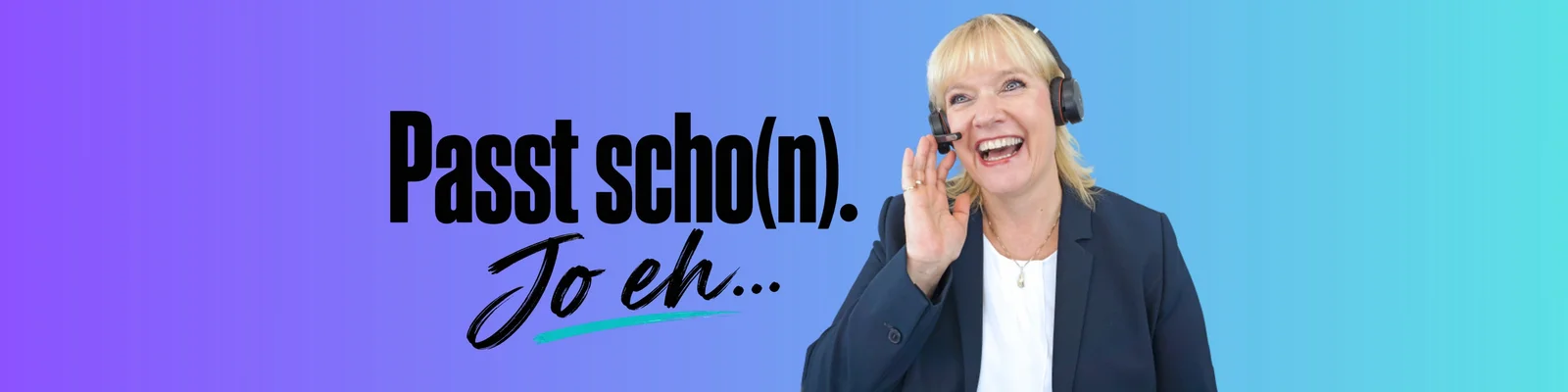 Telefontrainerin Dr. Marion Lercher mit Headset lacht in die Kamera – Banner „Passt scho(n). Jo eh …“